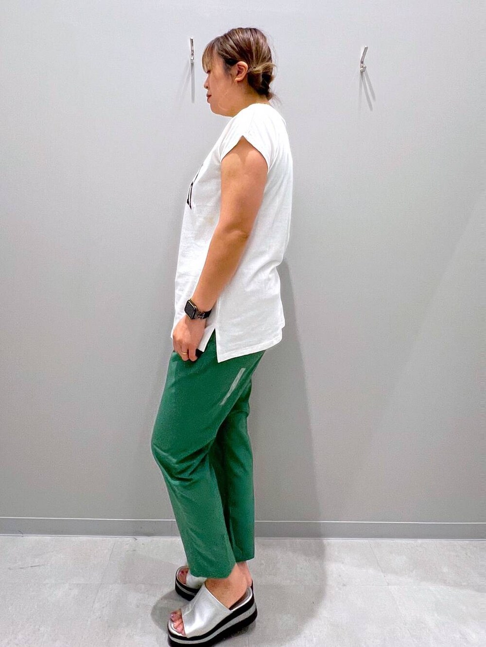 ホワイト系のTシャツ/カットソー、グリーン系のその他パンツを着用したレディースの夏コーディネートの2枚目の写真