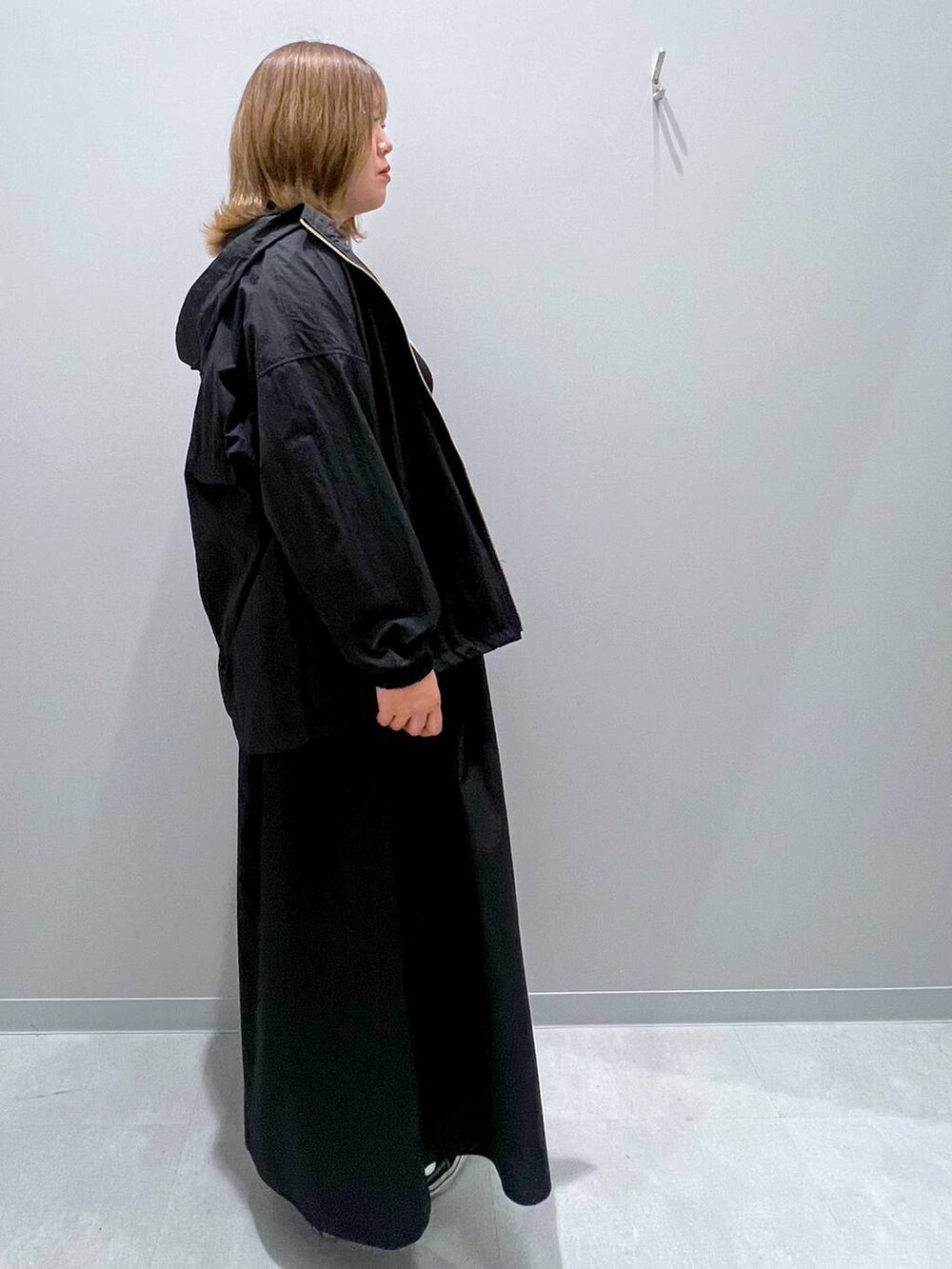 ブラック系のブルゾン、ブラック系のその他パンツ、ブラック系のニット/セーターを着用したレディースの夏コーディネートの2枚目の写真