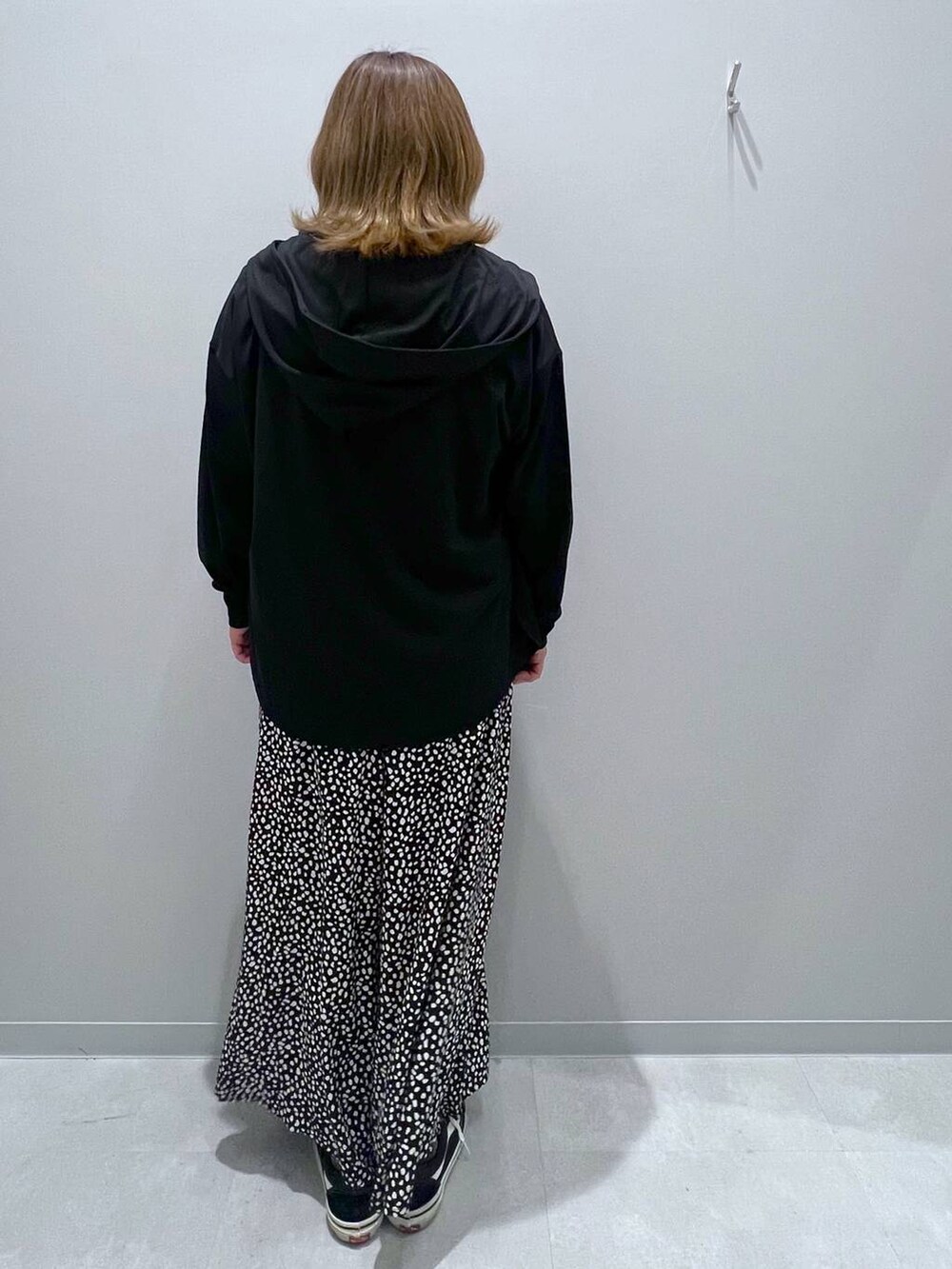 ブラック系のパーカー、ホワイト系のその他パンツ、ブラック系のニット/セーターを着用したレディースの夏コーディネートの3枚目の写真