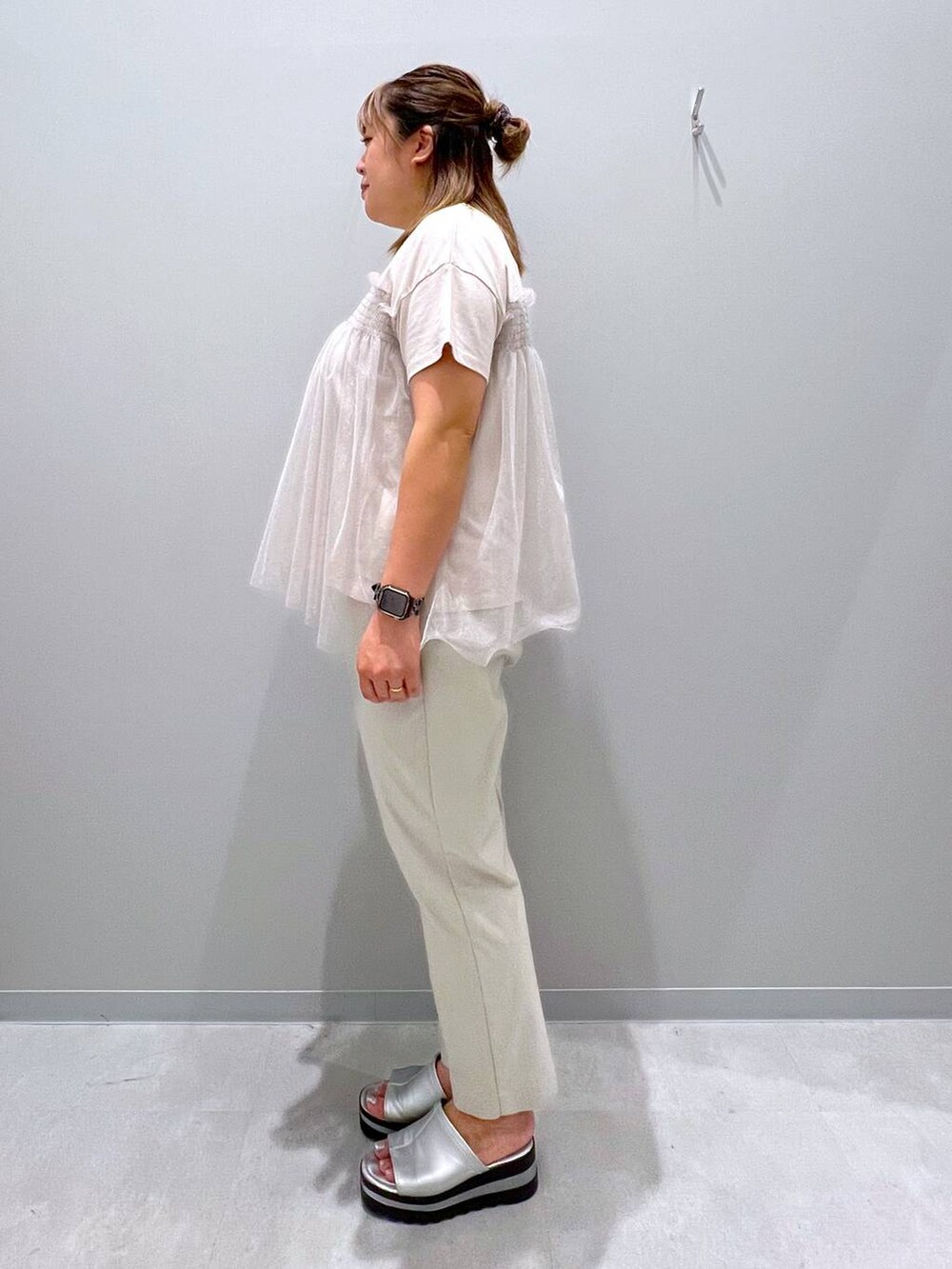ベージュ系のTシャツ/カットソー、ホワイト系のその他パンツを着用したレディースの夏コーディネートの2枚目の写真