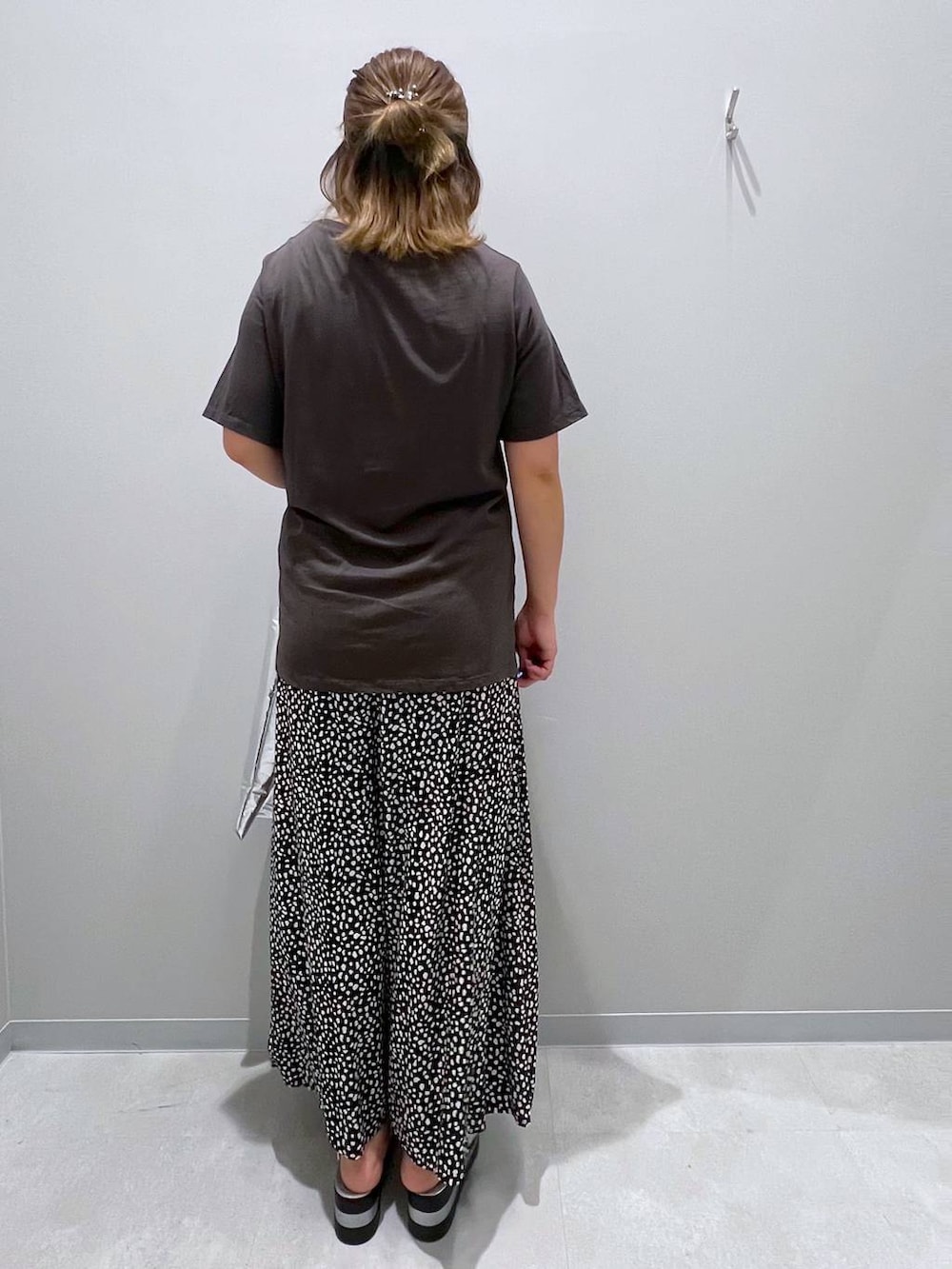 ホワイト系のその他パンツ、グレー系のTシャツ/カットソー、グレー系のトートバッグを着用したレディースの夏コーディネートの3枚目の写真
