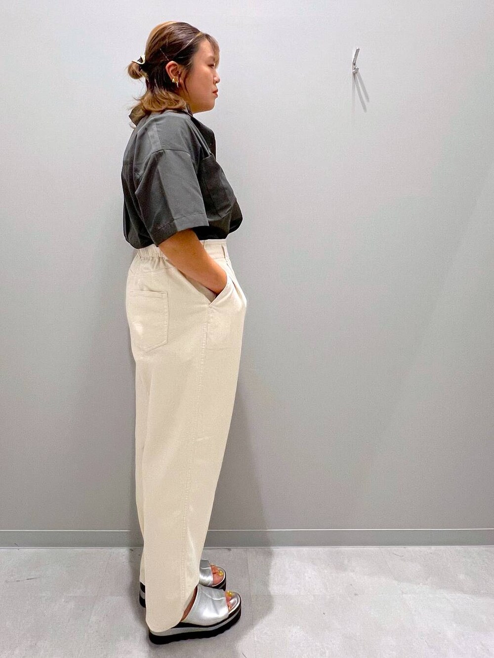 ホワイト系のデニムパンツ、グレー系のシャツ/ブラウス、ブラック系のタンクトップを着用したレディースの夏コーディネートの4枚目の写真