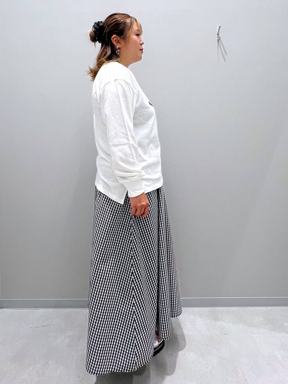 その他のスカートを着用したレディースの夏コーディネートの4枚目の写真