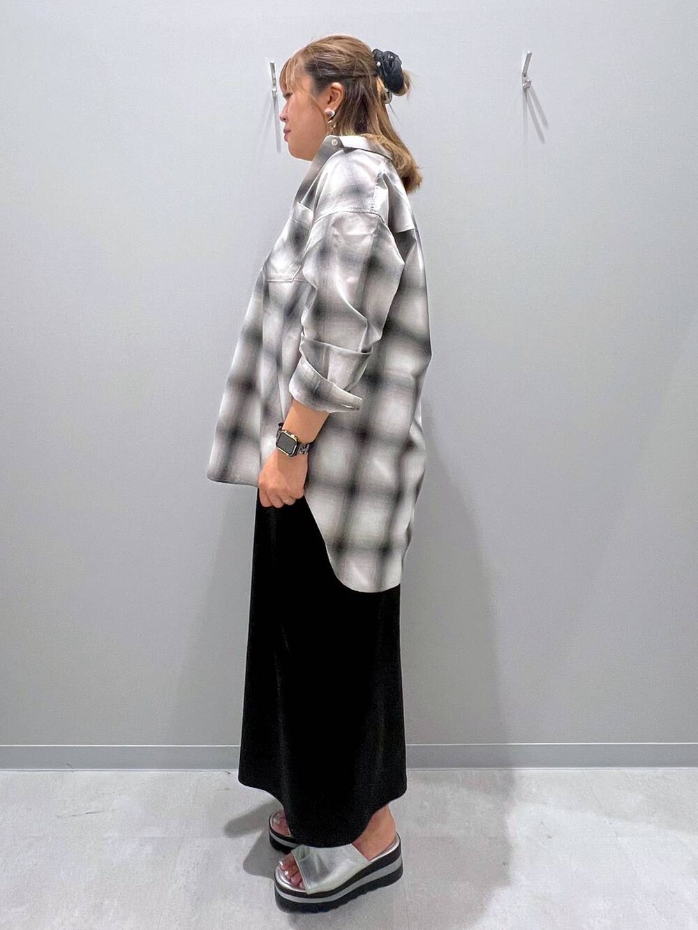 グレー系のシャツ/ブラウス、ブラック系のスカートを着用したレディースの夏コーディネートの2枚目の写真