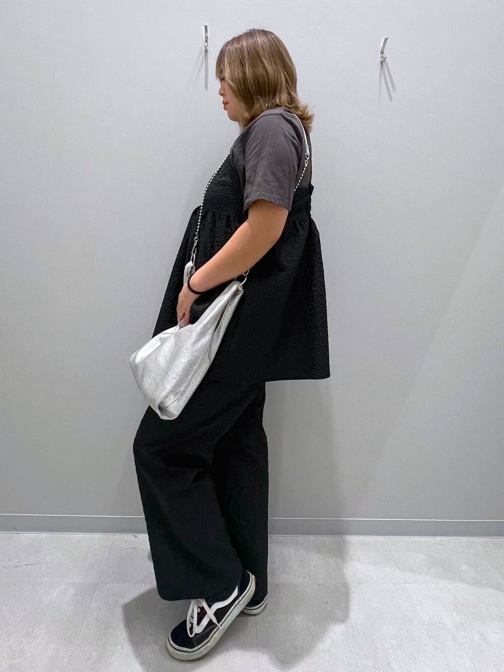 シルバー系のショルダーバッグ、グレー系のその他パンツ、グレー系のシャツ/ブラウスを着用したレディースの夏コーディネートの2枚目の写真