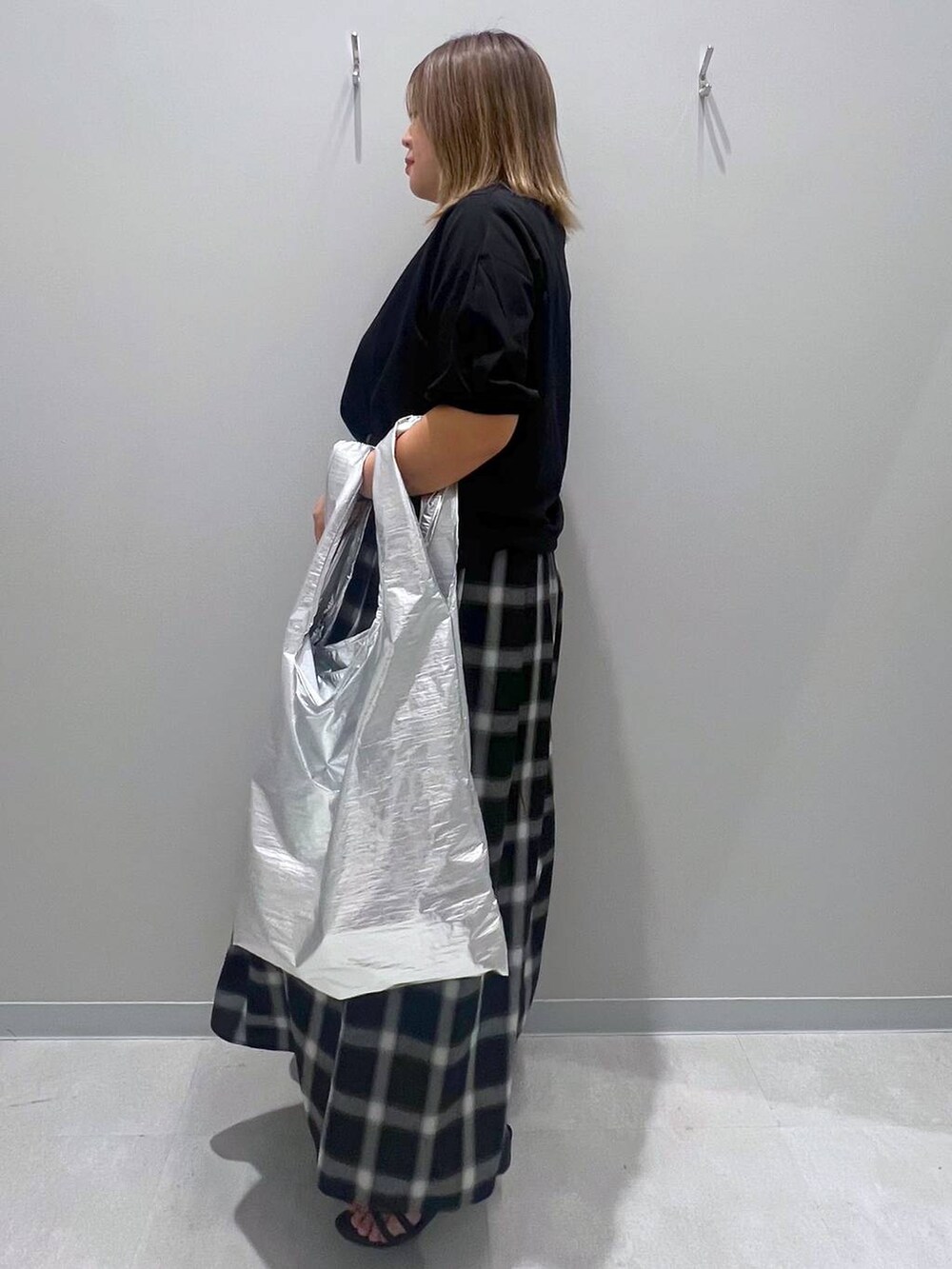 ブラック系のTシャツ/カットソー、グレー系のトートバッグを着用したレディースの夏コーディネートの2枚目の写真