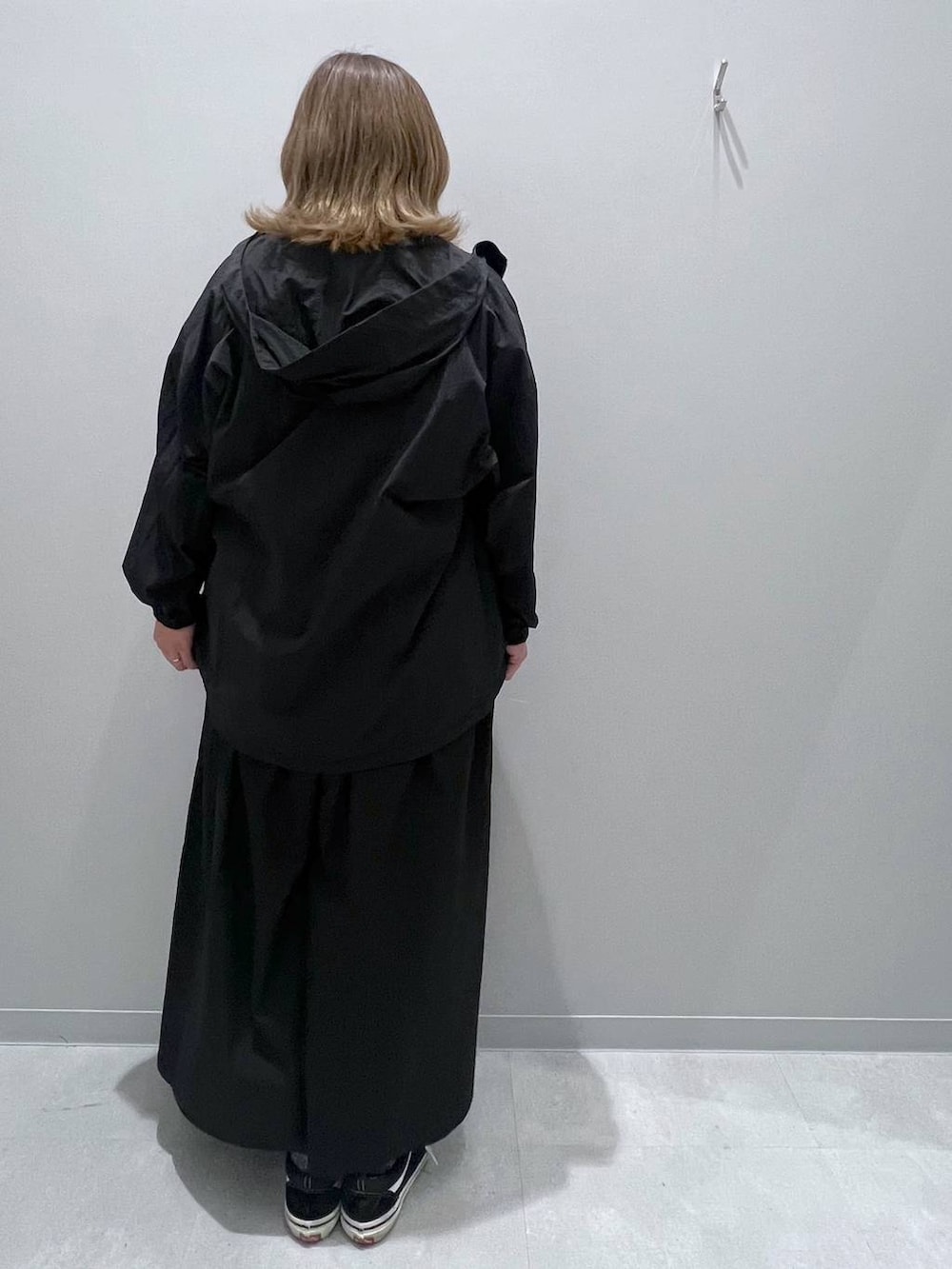 ブラック系のブルゾン、ブラック系のその他パンツ、ブラック系のニット/セーターを着用したレディースの夏コーディネートの3枚目の写真