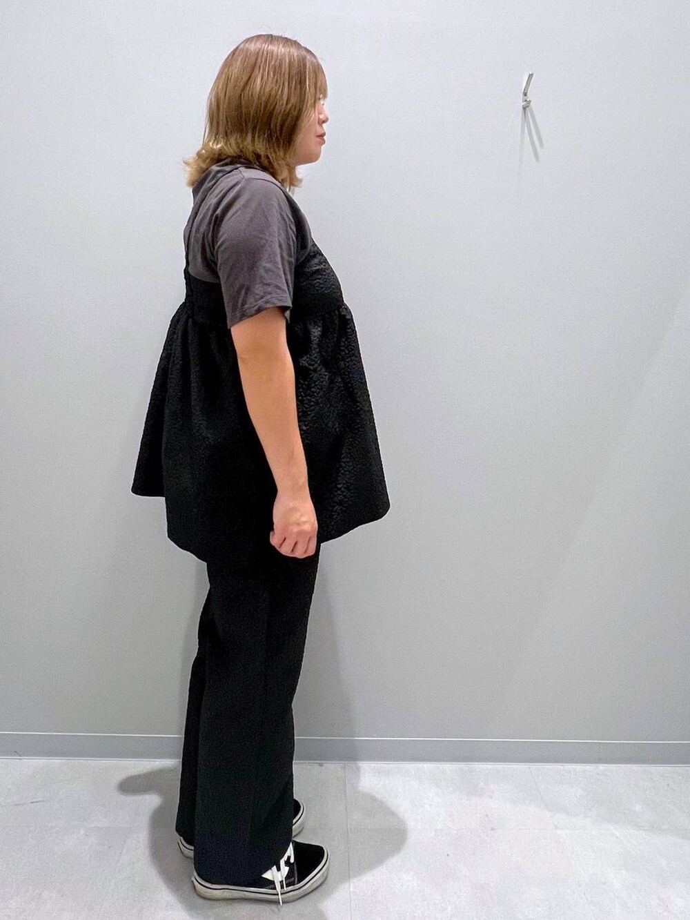 シルバー系のショルダーバッグ、グレー系のその他パンツ、グレー系のシャツ/ブラウスを着用したレディースの夏コーディネートの4枚目の写真