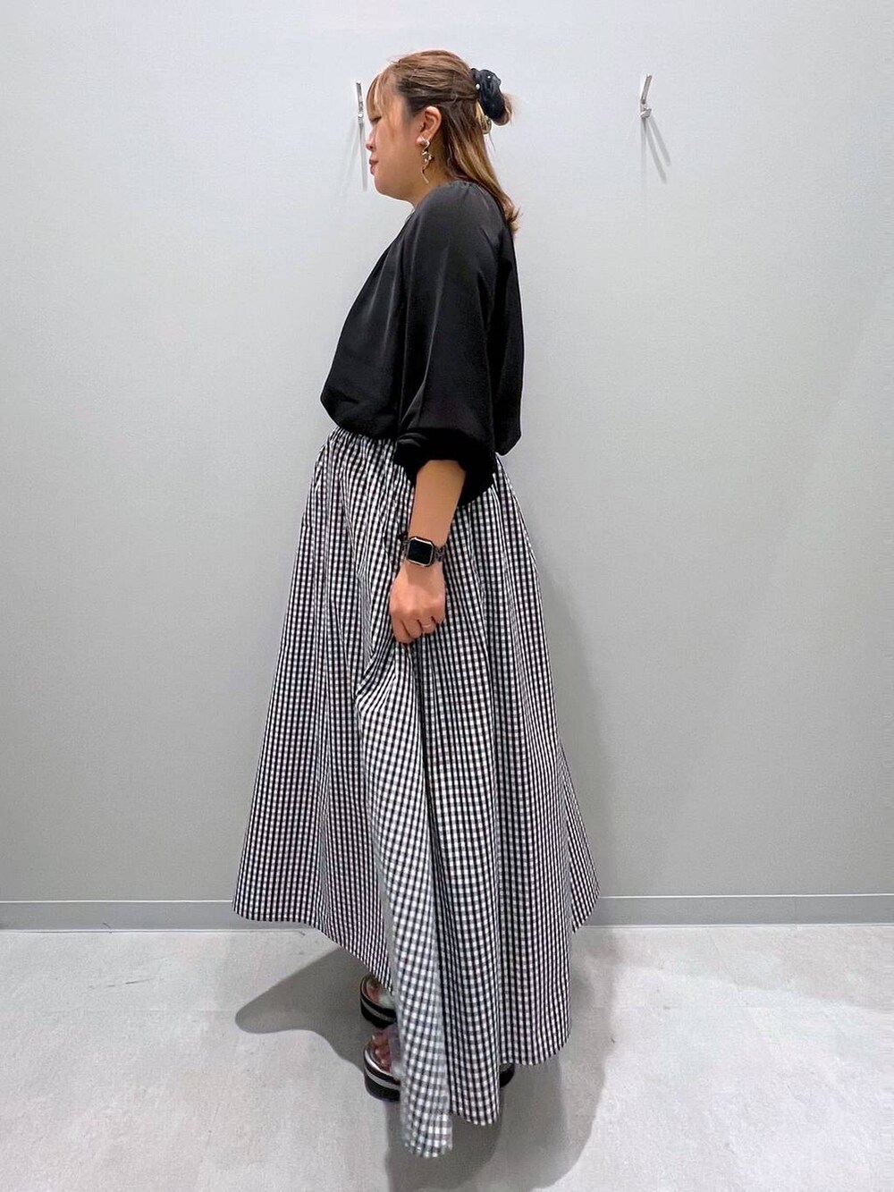 その他のスカート、ブラック系のシャツ/ブラウスを着用したレディースの夏コーディネートの2枚目の写真