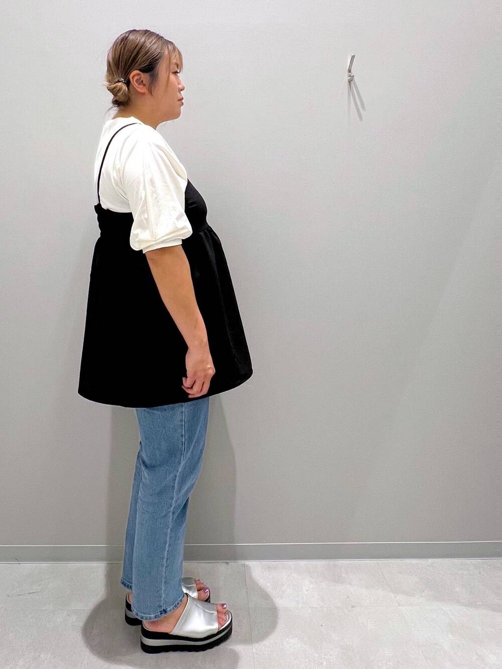 ホワイト系のTシャツ/カットソー、ブルー系のデニムパンツ、グレー系のシャツ/ブラウスを着用したレディースの夏コーディネートの4枚目の写真