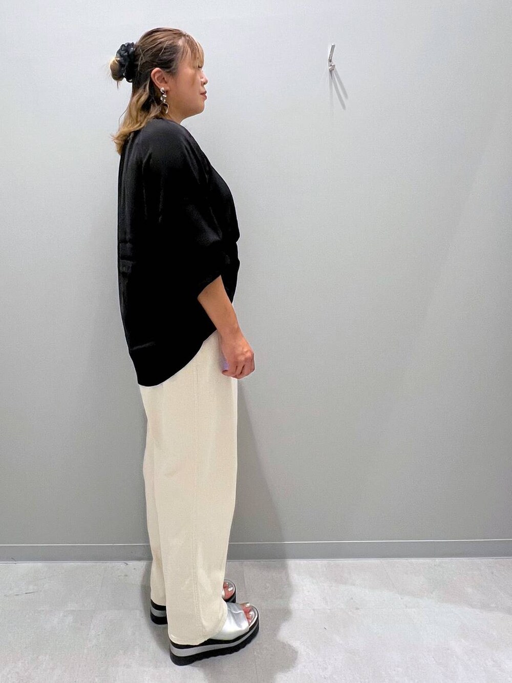 ホワイト系のデニムパンツ、ブラック系のシャツ/ブラウスを着用したレディースの夏コーディネートの3枚目の写真