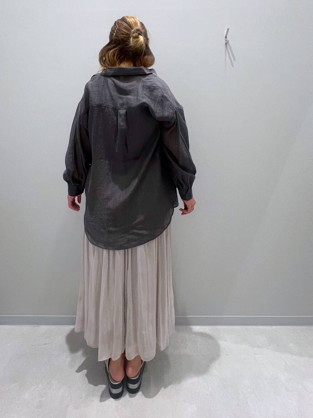 ブラック系のタンクトップ、ベージュ系のスカート、グレー系のシャツ/ブラウスを着用したレディースの夏コーディネートの3枚目の写真