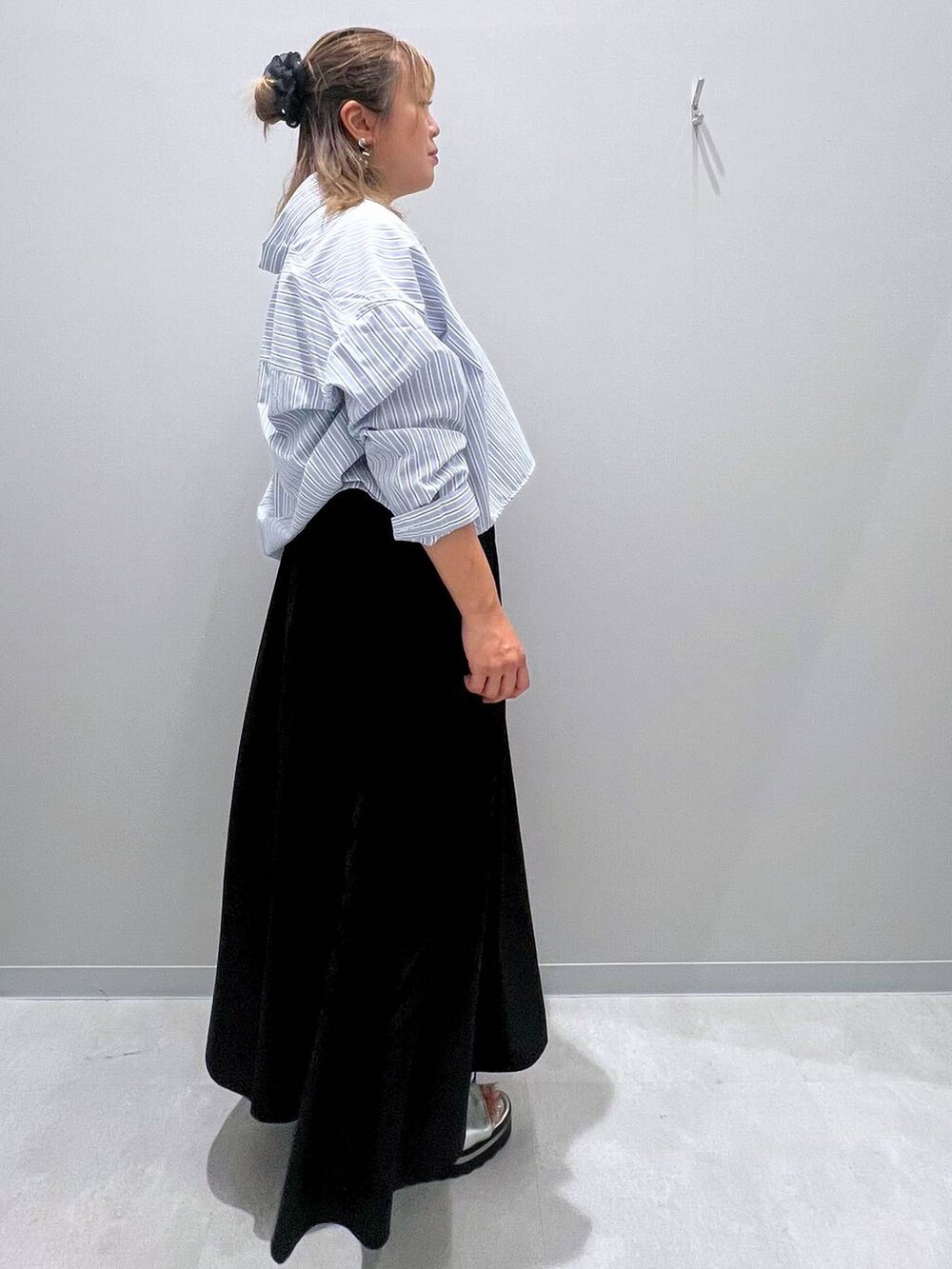 ブラック系のスカート、ブルー系のシャツ/ブラウスを着用したレディースの夏コーディネートの3枚目の写真