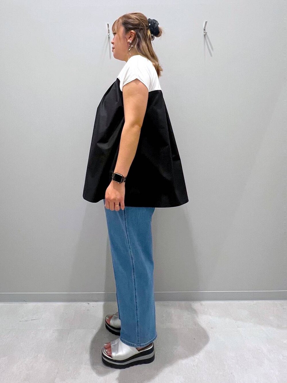 ホワイト系のTシャツ/カットソー、ブルー系のデニムパンツを着用したレディースの夏コーディネートの2枚目の写真