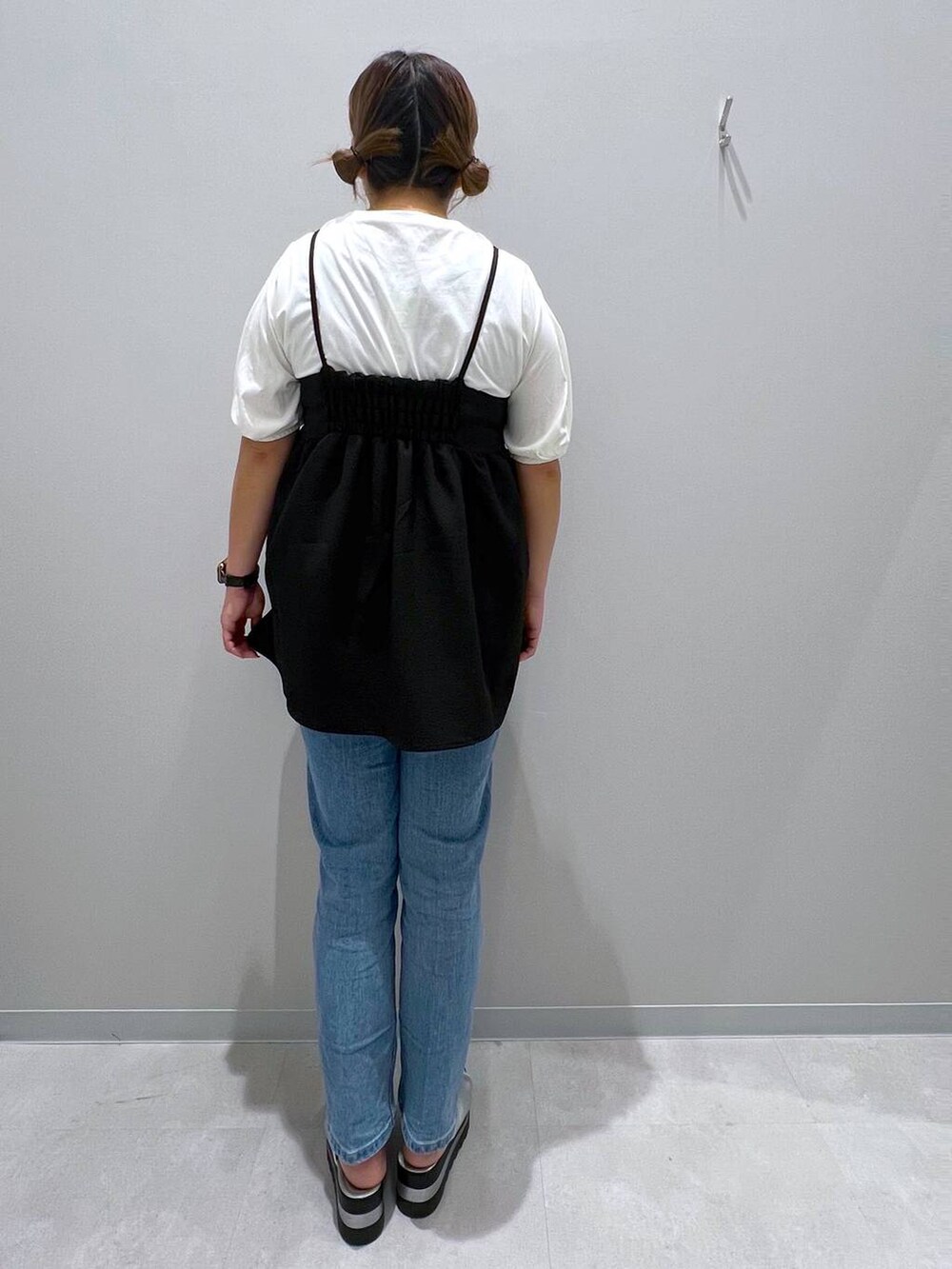 ホワイト系のTシャツ/カットソー、ブルー系のデニムパンツ、グレー系のシャツ/ブラウスを着用したレディースの夏コーディネートの3枚目の写真