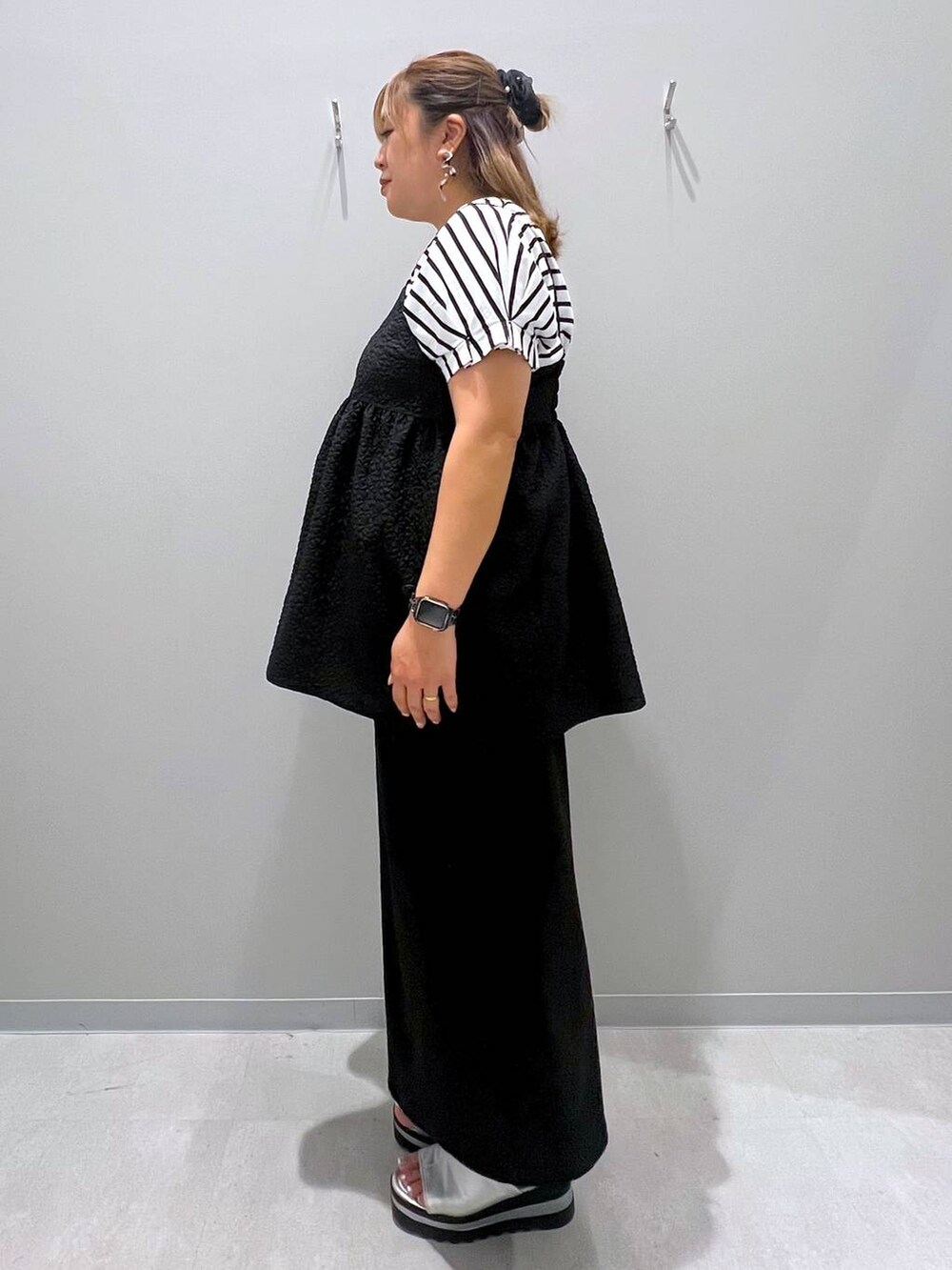 グレー系のシャツ/ブラウス、ブラック系のスカート、グレー系のTシャツ/カットソーを着用したレディースの夏コーディネートの2枚目の写真