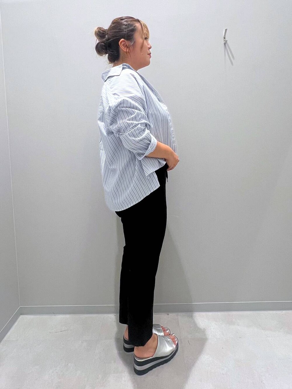 ブルー系のシャツ/ブラウス、ブラック系のその他パンツ、ブラック系のタンクトップを着用したレディースの夏コーディネートの4枚目の写真