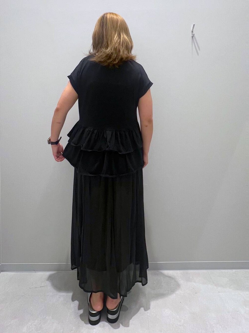ブラック系のTシャツ/カットソー、ブラック系のスカート、イエロー系のバレッタ/ヘアクリップを着用したレディースの夏コーディネートの3枚目の写真