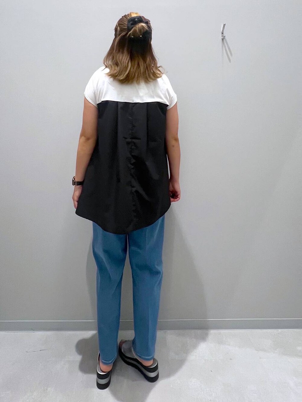 ホワイト系のTシャツ/カットソー、ブルー系のデニムパンツを着用したレディースの夏コーディネートの3枚目の写真