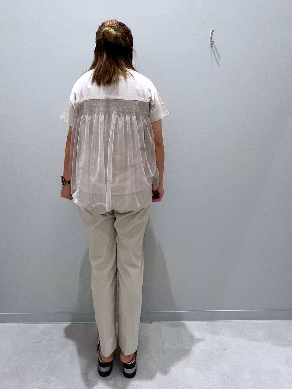 ベージュ系のTシャツ/カットソー、ホワイト系のその他パンツを着用したレディースの夏コーディネートの3枚目の写真