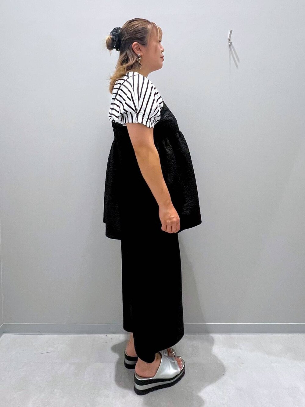 グレー系のシャツ/ブラウス、ブラック系のスカート、グレー系のTシャツ/カットソーを着用したレディースの夏コーディネートの4枚目の写真