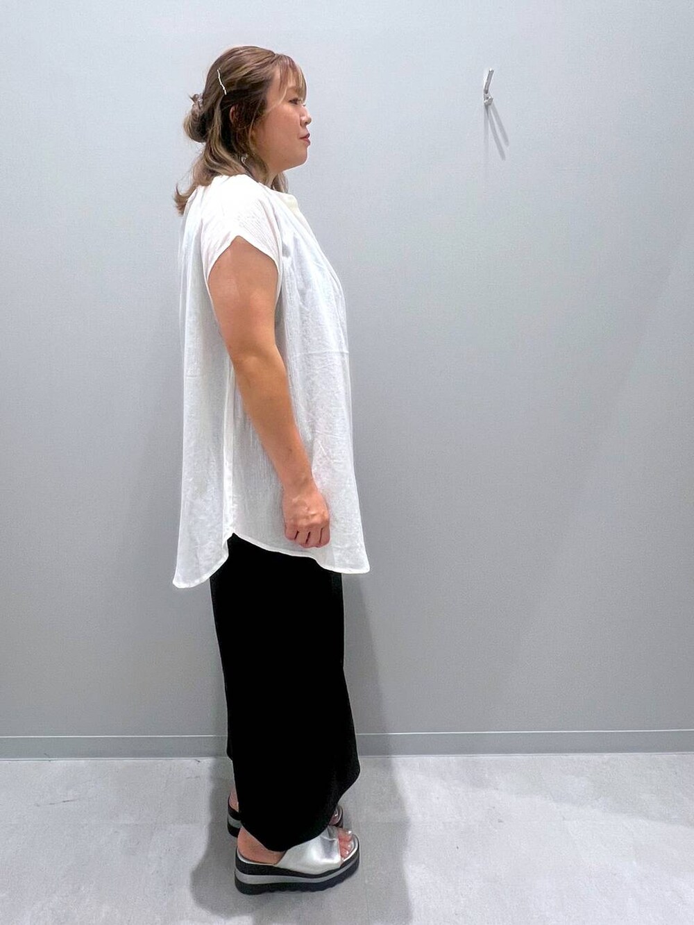 ホワイト系のシャツ/ブラウス、ブラック系のスカート、ブラック系のタンクトップを着用したレディースの夏コーディネートの4枚目の写真