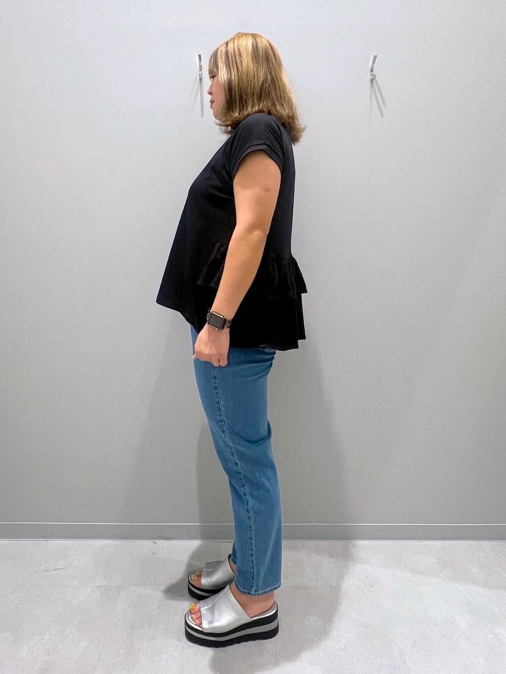 ブルー系のデニムパンツ、ブラック系のTシャツ/カットソーを着用したレディースの夏コーディネートの2枚目の写真