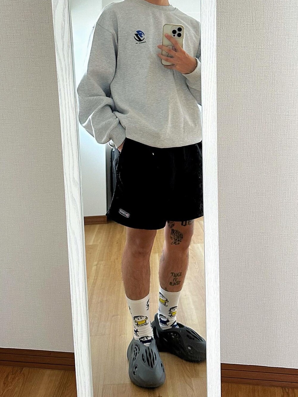 「シンプルスタイル、秋冬コーデ、ファッションを楽しもう、おしゃれさんと繋がりたい、服好きな人と繋がりたい、FTC、yeezy、ADER error、秋服コーデ、クレヨンしんちゃん、低身長コーデ、休日スタイル、ショートパンツ、いいね、save、フォローお願いします🤑、adidas」｜「ADER errorのアイテム（スウェット、グレー系）」を使った、Aymさん（メンズ・163cm）の秋コーディネートの2枚目の写真