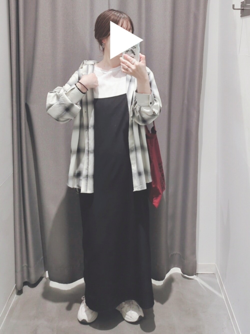 ブラック系のワンピース/ドレス、ホワイト系のTシャツ/カットソー、レッド系のトートバッグを着用したレディースの秋コーディネートの2枚目の写真