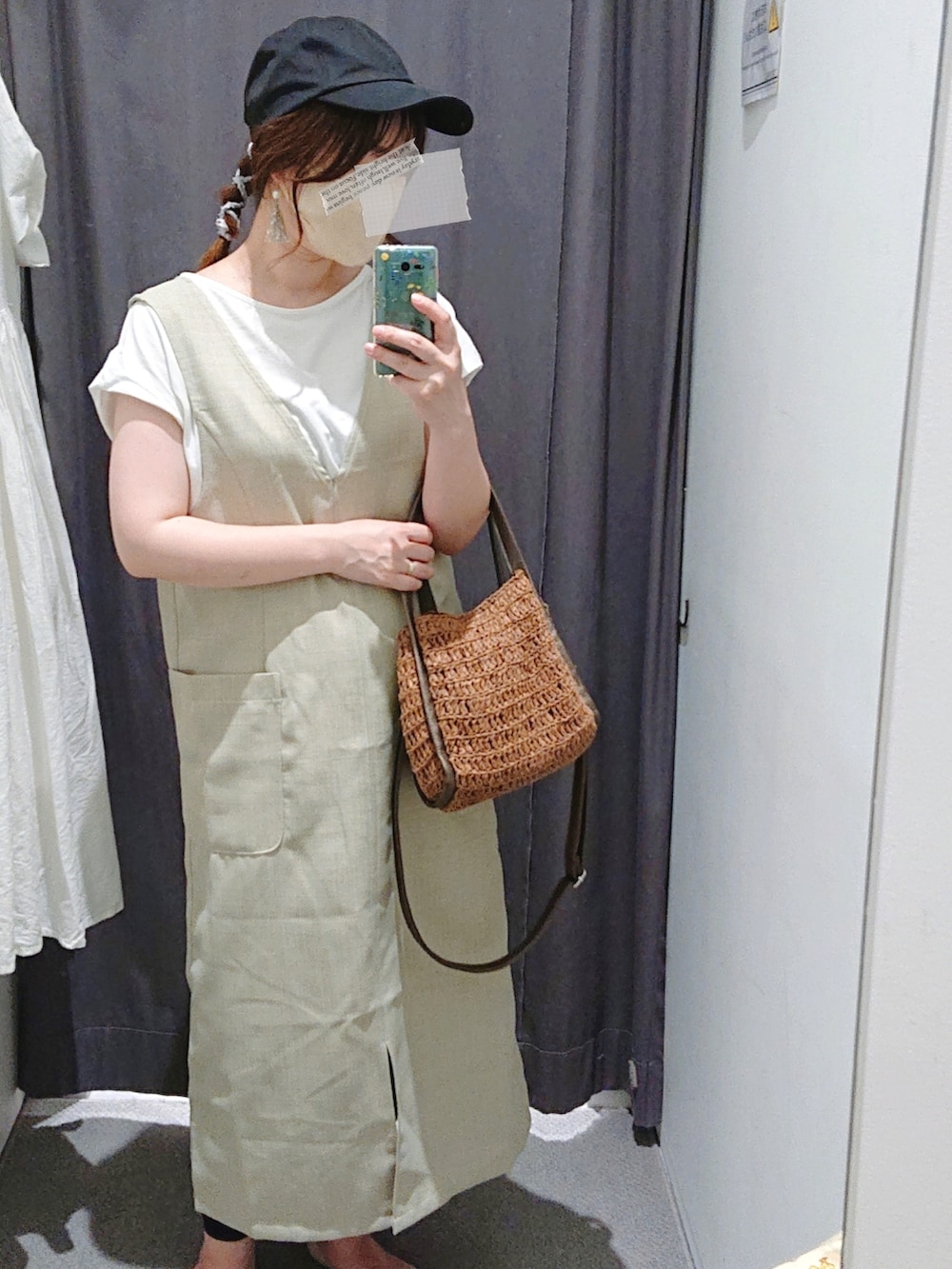 グレー系のスニーカー、グレー系のワンピース、ブラウン系のかごバッグを着用したレディースの夏コーディネートの2枚目の写真