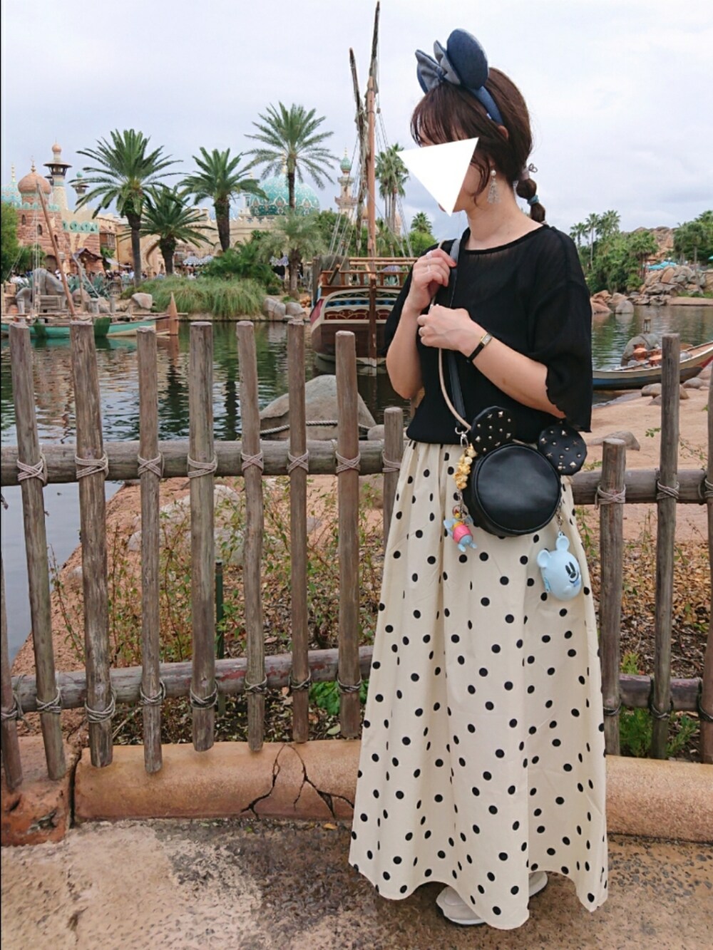 ブラック系のシャツ/ブラウス、ホワイト系のスカートを着用したレディースの秋コーディネートの2枚目の写真