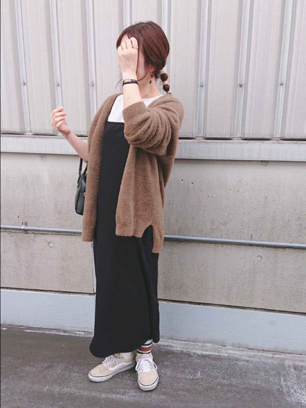 ブラウン系のカーディガン/ボレロ、ブラック系のボストンバッグ、ブラック系のワンピース/ドレスを着用したレディースの秋コーディネートの2枚目の写真