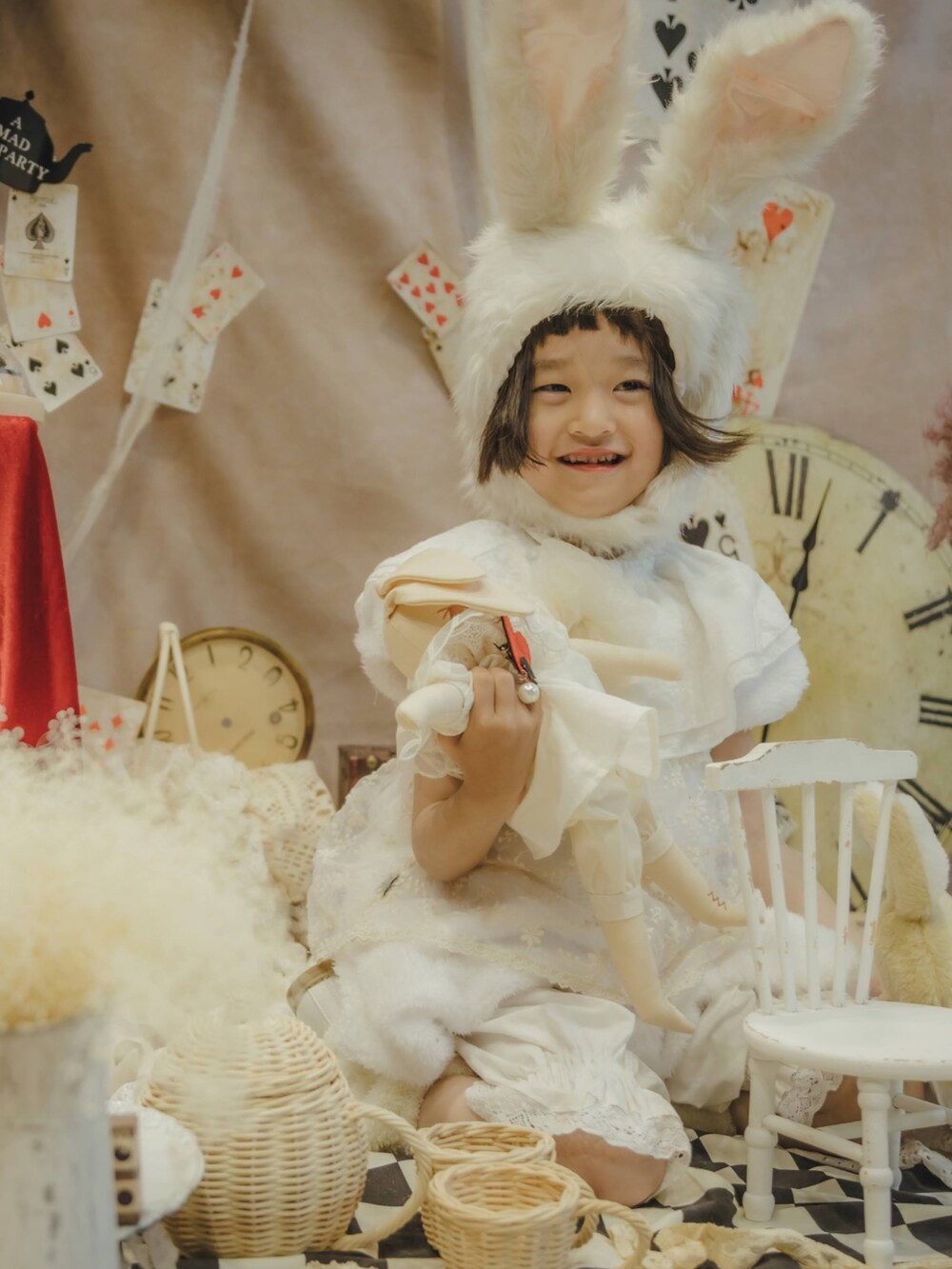 ホワイト系のワンピースを着用したキッズの秋コーディネートの5枚目の写真