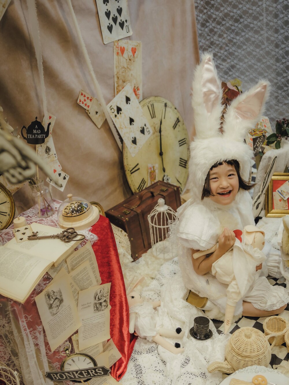 ホワイト系のワンピースを着用したキッズの秋コーディネートの3枚目の写真