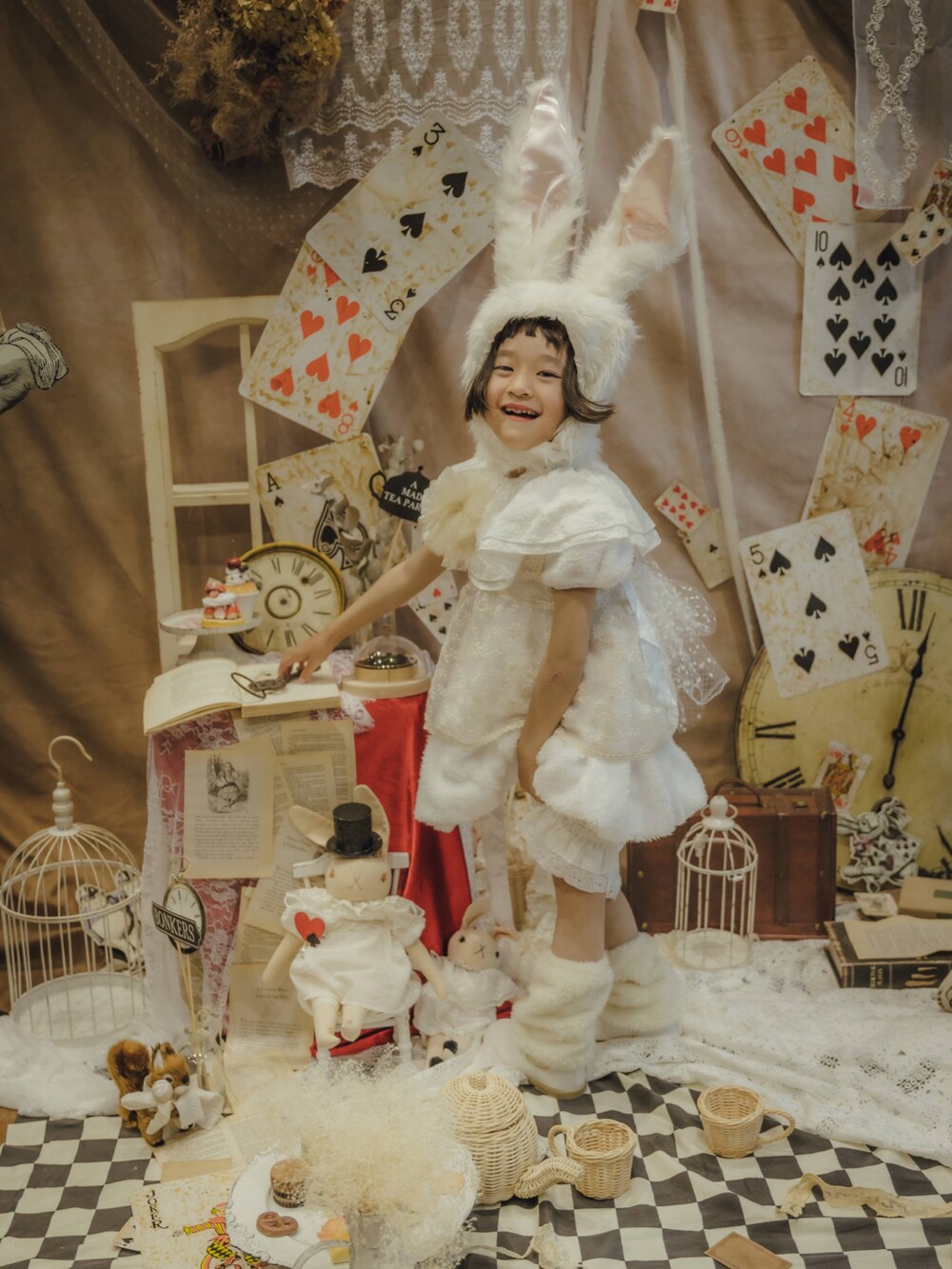 ホワイト系のワンピースを着用したキッズの秋コーディネートの4枚目の写真