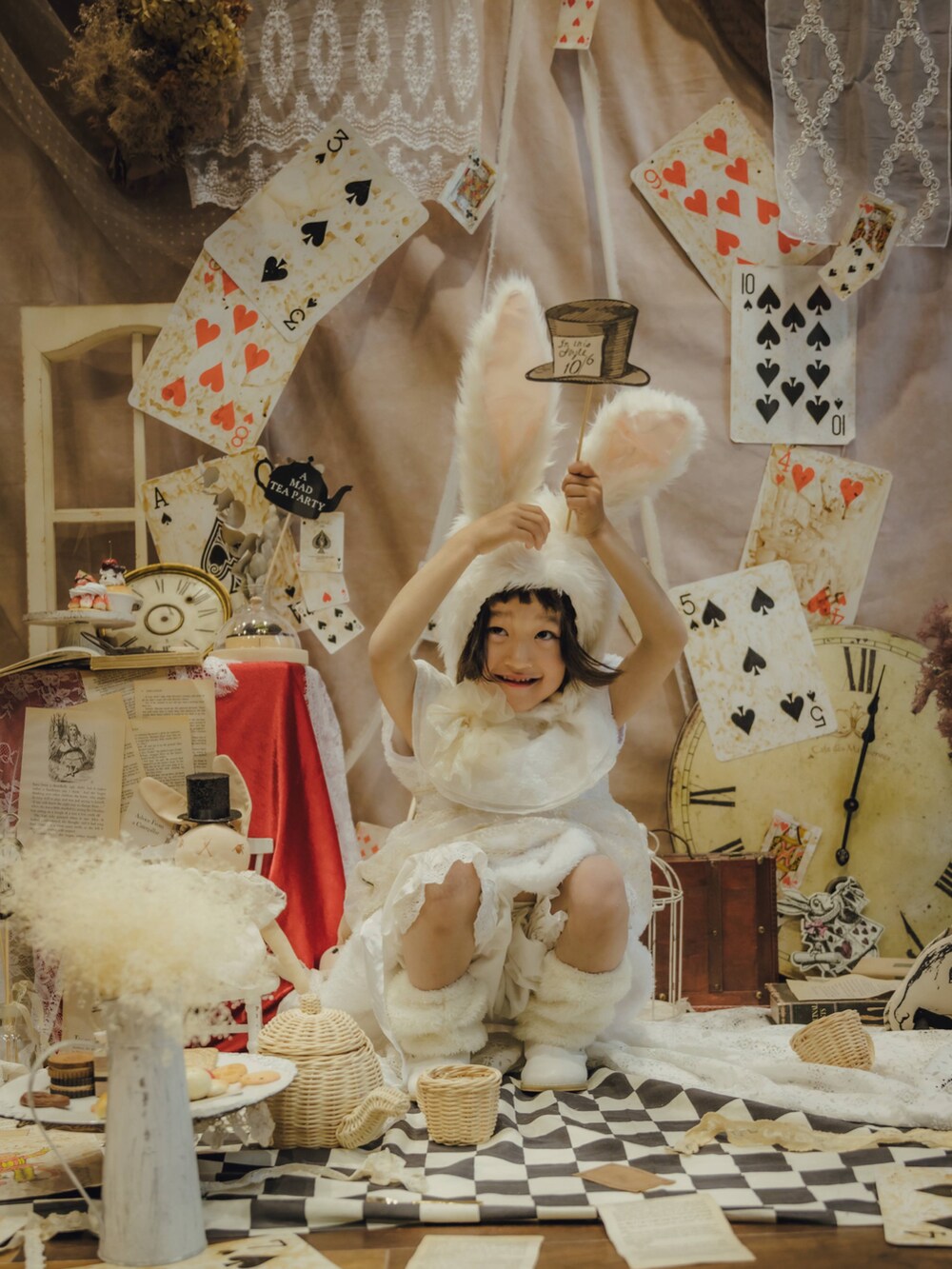 ホワイト系のワンピースを着用したキッズの秋コーディネートの2枚目の写真