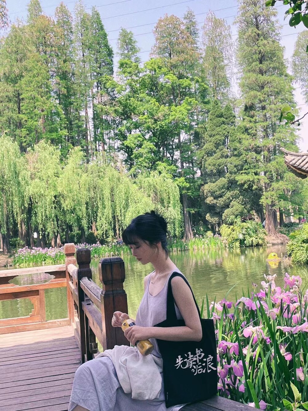 ホワイト系のワンピースを着用したレディースの春コーディネートの2枚目の写真