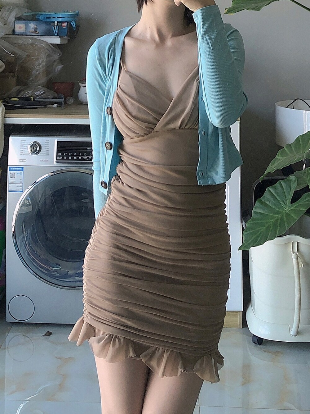 ブラウン系のワンピースを着用したレディースの春コーディネートの2枚目の写真