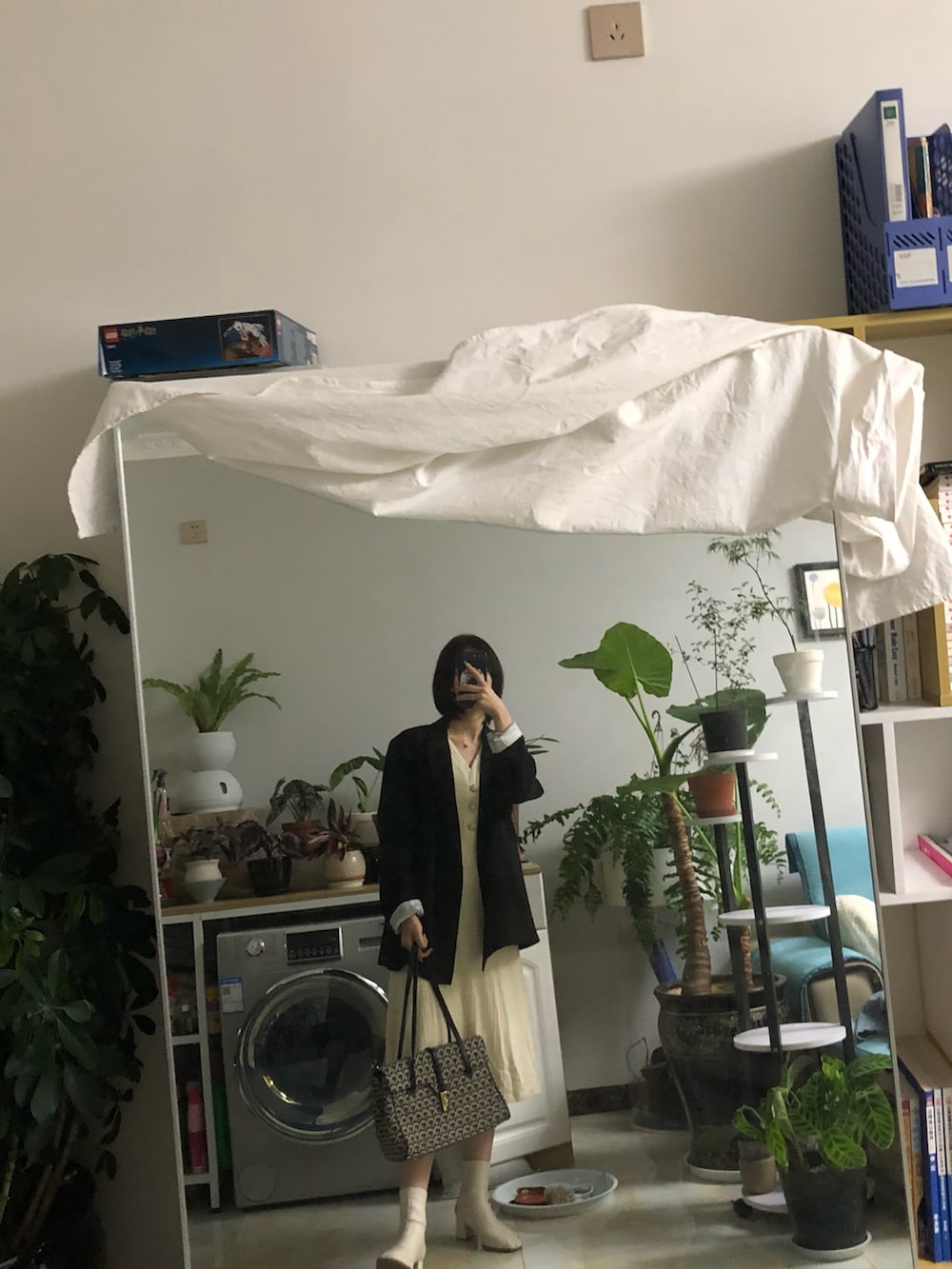 ベージュ系のスカートを着用したレディースの春コーディネートの2枚目の写真