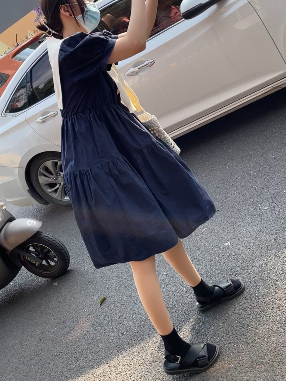 ブルー系のワンピース/ドレスを着用したレディースの春コーディネートの2枚目の写真