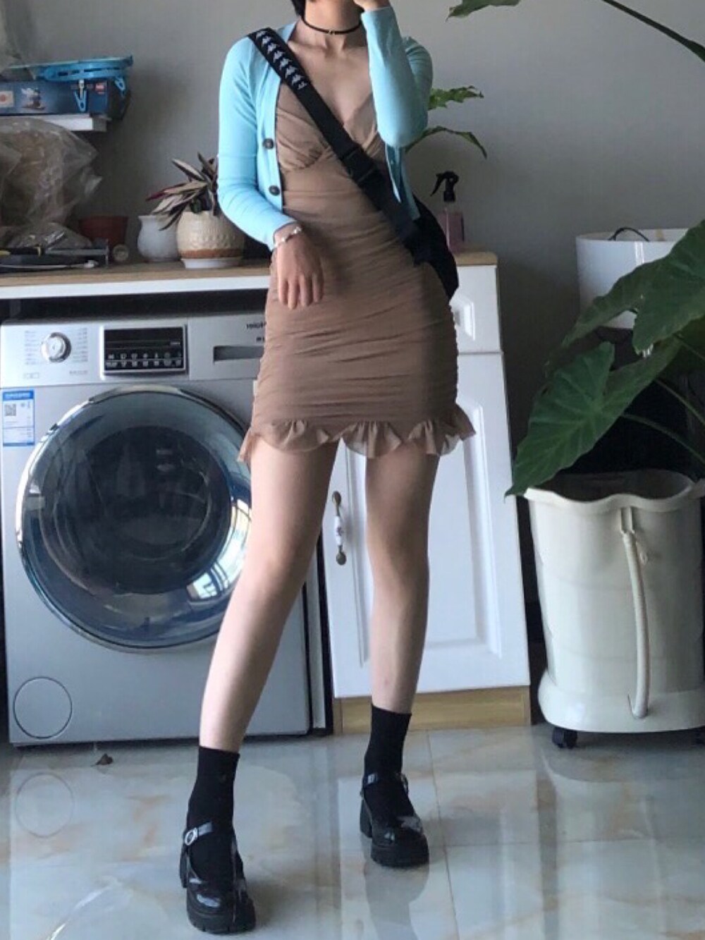 ブラウン系のワンピースを着用したレディースの春コーディネートの3枚目の写真