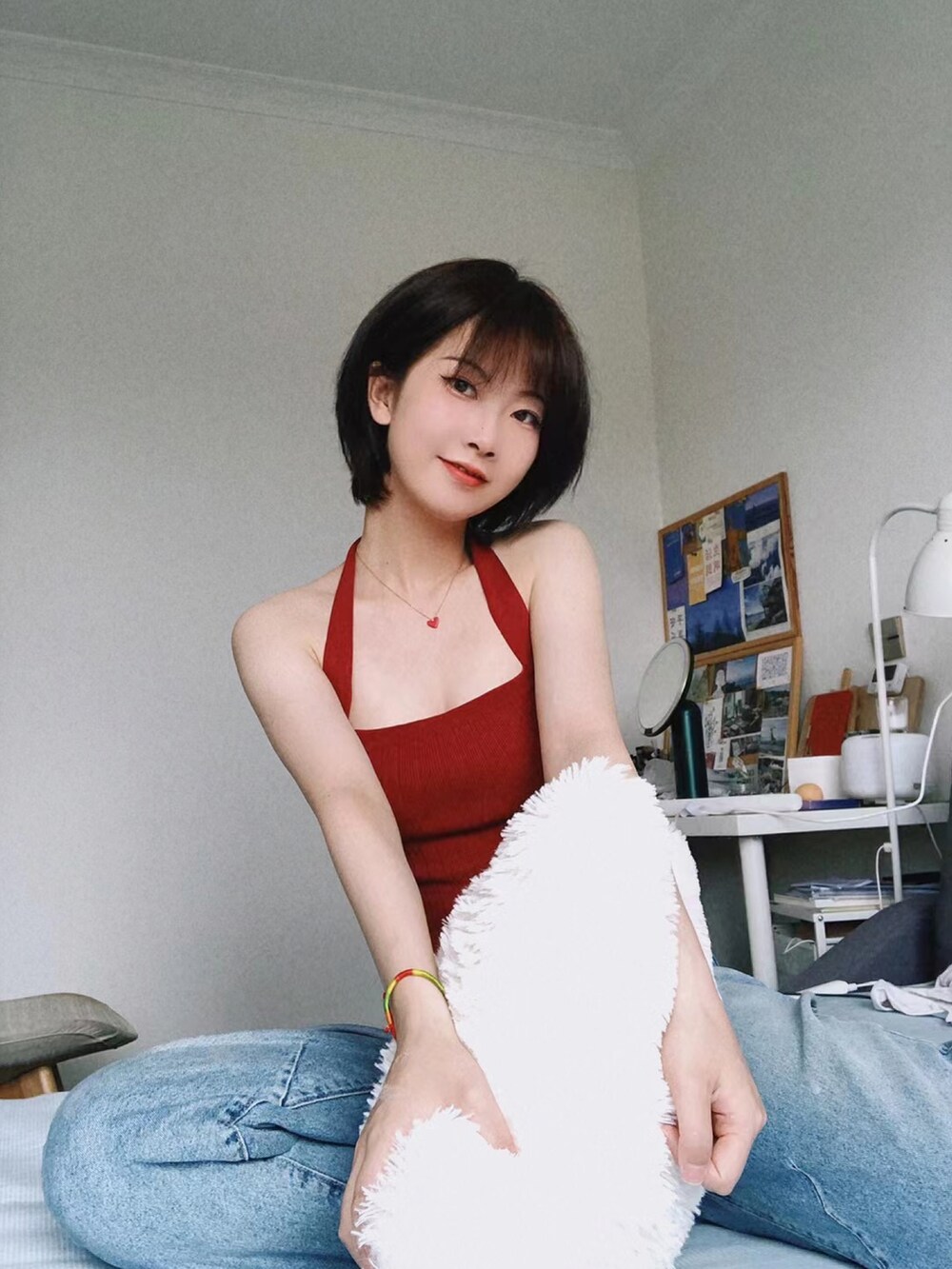 ホワイト系のシャツ/ブラウスを着用したレディースの春コーディネートの2枚目の写真