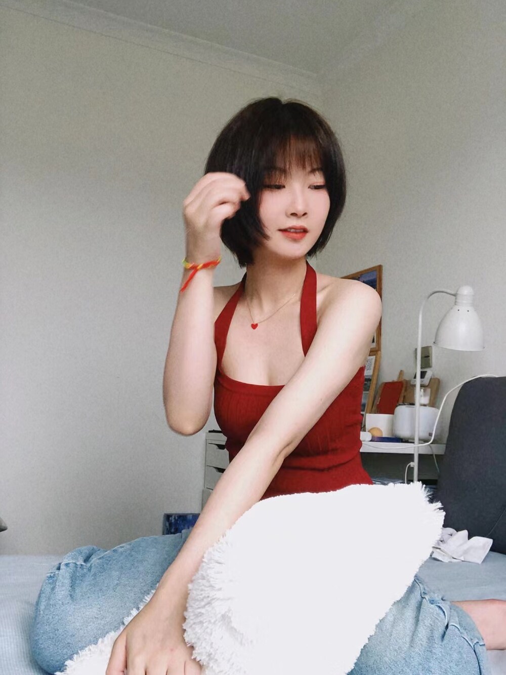 ホワイト系のシャツ/ブラウスを着用したレディースの春コーディネートの3枚目の写真