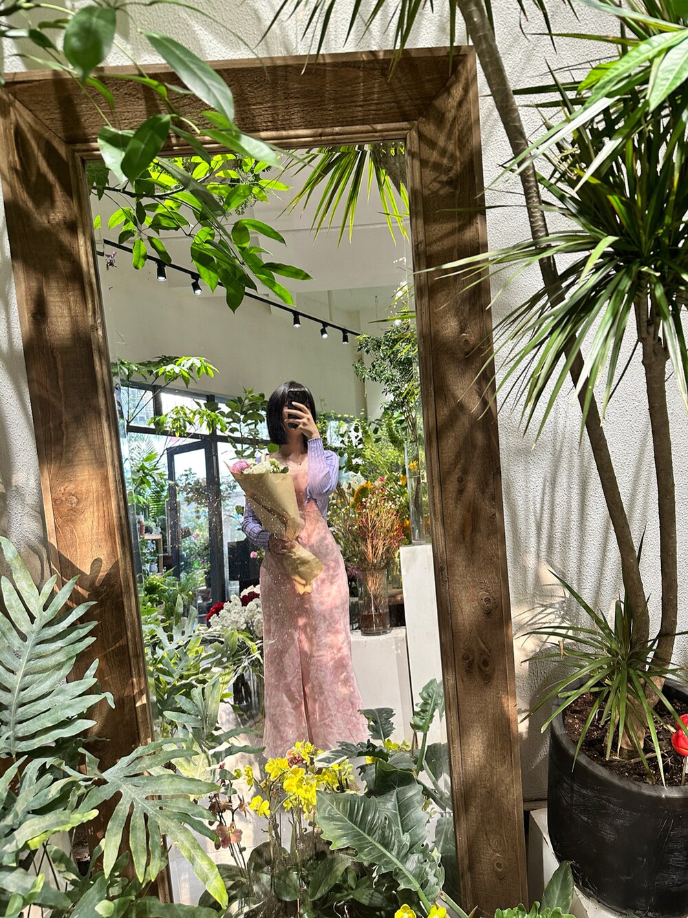 ピンク系のワンピースを着用したレディースの春コーディネートの2枚目の写真