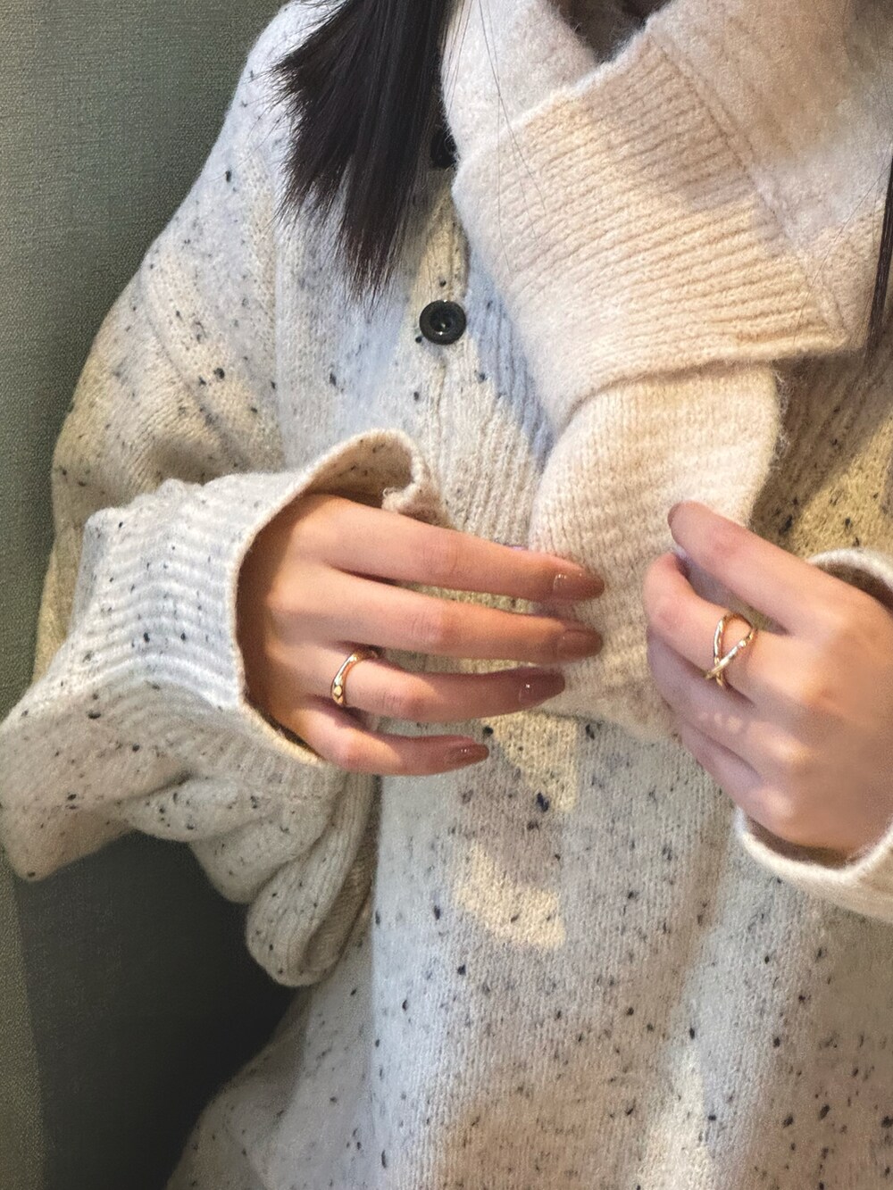 グレー系のスニーカー、ベージュ系のワンピース、ブラウン系のバッグを着用したレディースの冬コーディネートの2枚目の写真