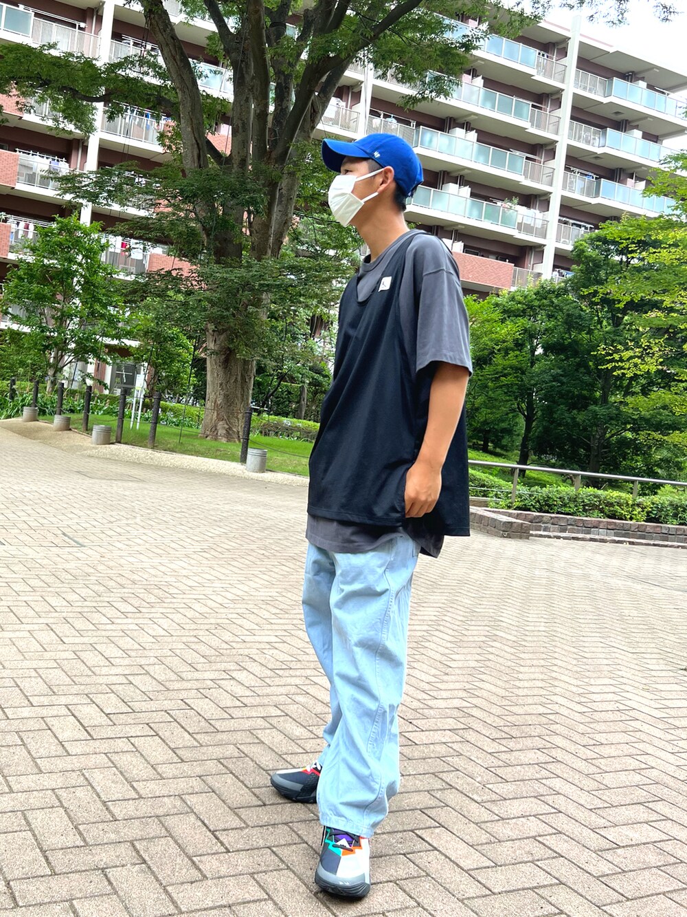 グリーン系のパンツを着用したキッズの夏コーディネートの3枚目の写真