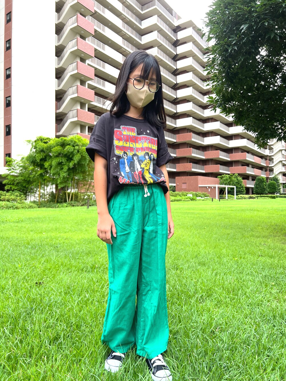 グリーン系のパンツを着用したキッズの夏コーディネートの2枚目の写真