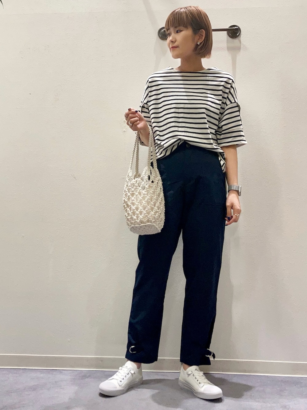 ブラック系のTシャツ/カットソー、ブルー系のカーゴパンツを着用したレディースの夏コーディネートの2枚目の写真