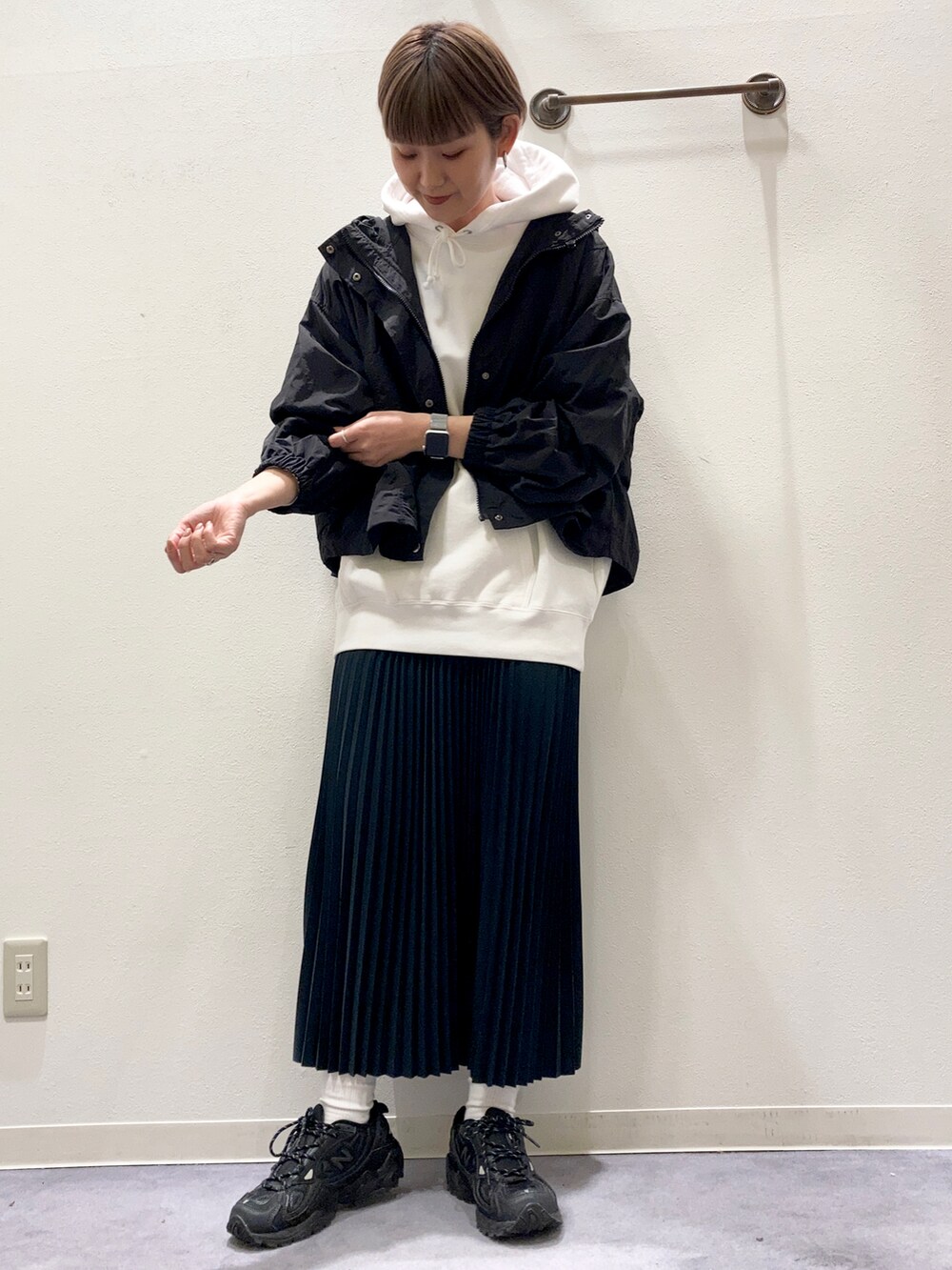 ブラック系のマウンテンパーカーを着用したレディースの冬コーディネートの2枚目の写真