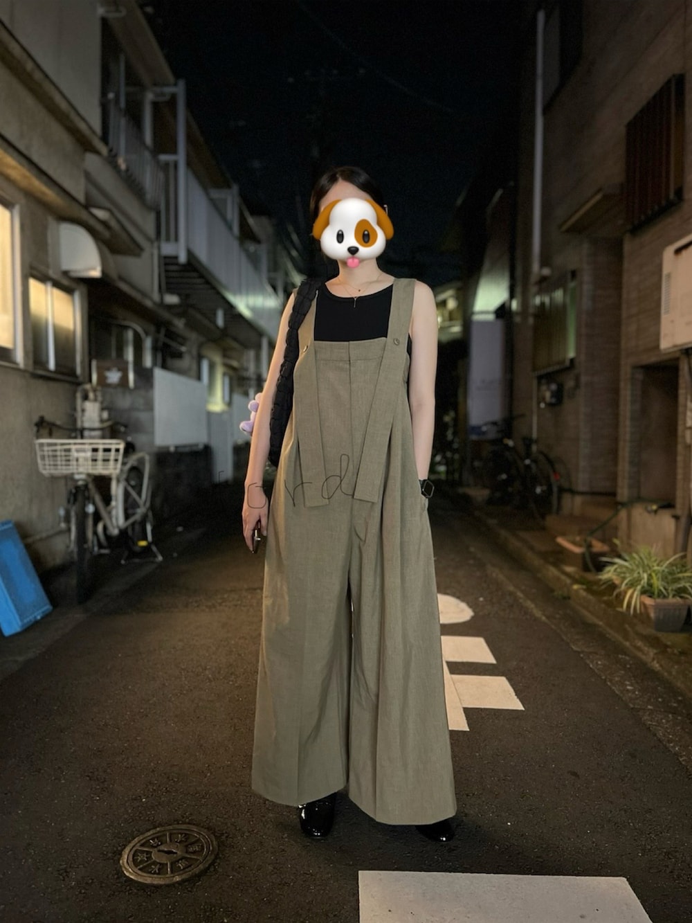 ブラウン系のつなぎ/オールインワンを着用したレディースの夏コーディネートの2枚目の写真